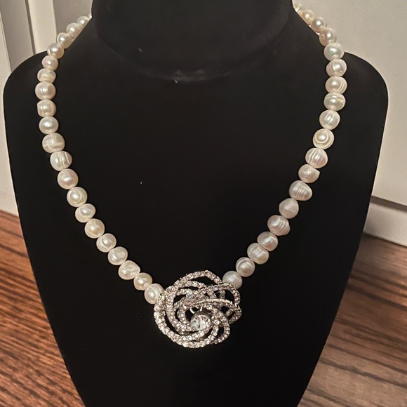 Pearl necklace with beautiful crystal pendants in a rose shape - Picture 3 of 7